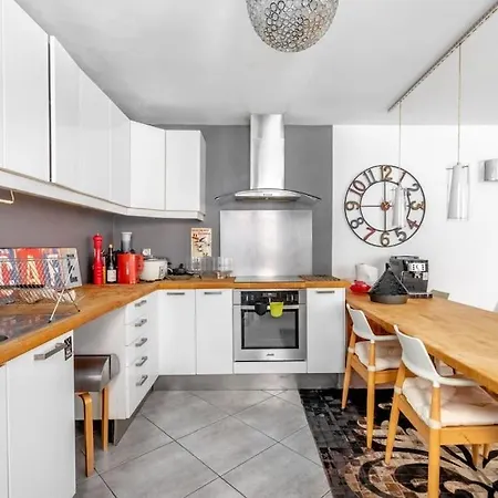 Lovely Townhouse In A Lively Area Close To The Old *